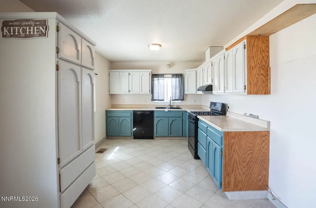2 Pinehurst Yerington NV 89447