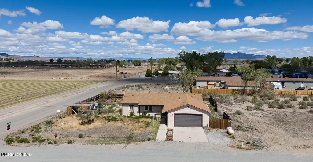 2 Pinehurst Yerington NV 89447