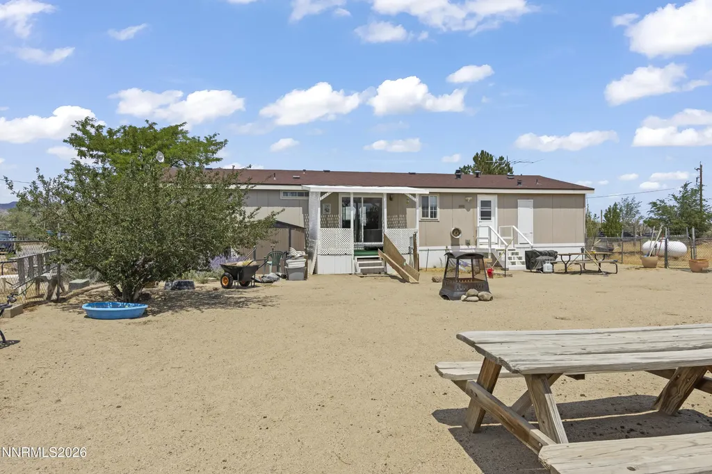 5020 White Oak Silver Springs NV 89429