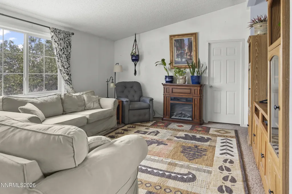 5020 White Oak Silver Springs NV 89429