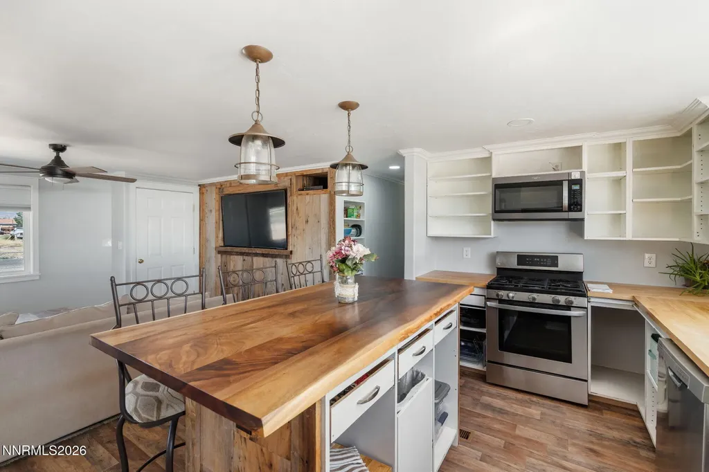3908 Cypress Silver Springs NV 89429