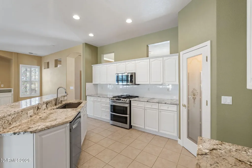 325 Hidden Oaks Dayton NV 89403