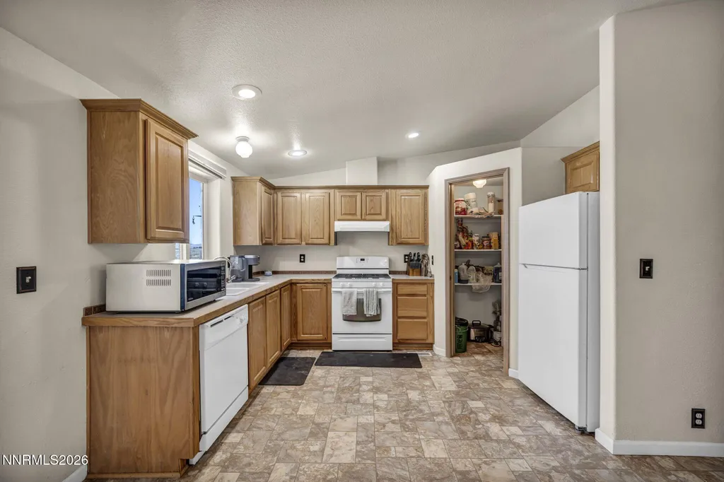 2210 Fox Silver Springs NV 89429