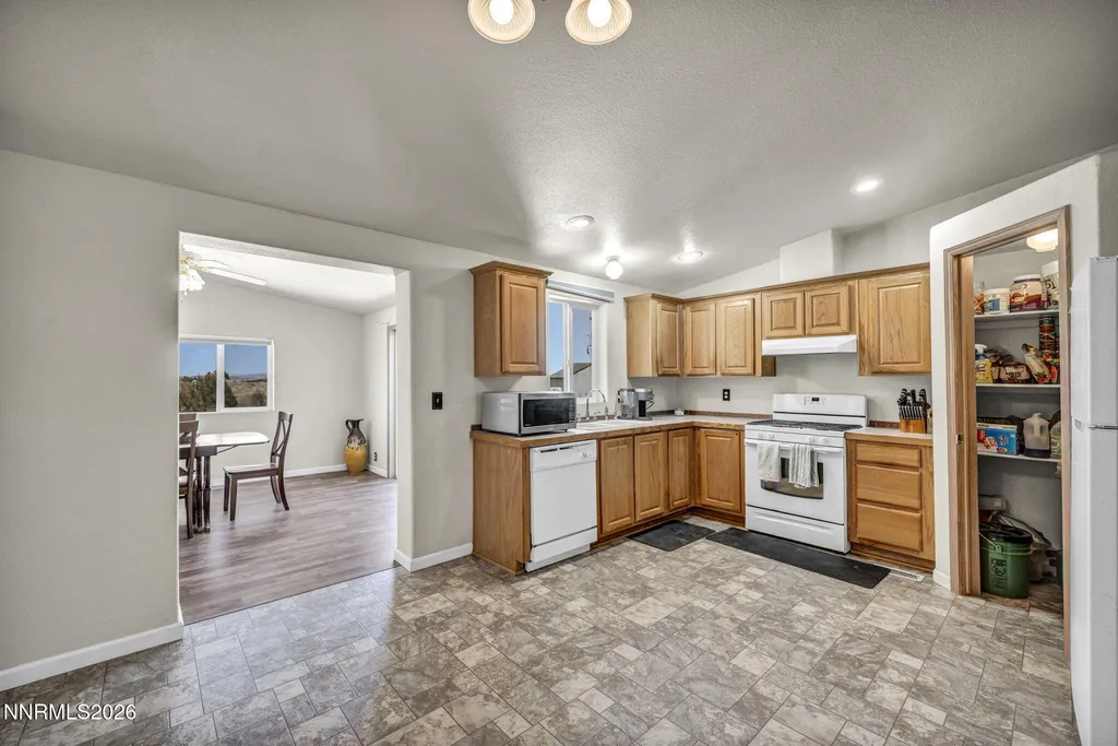 2210 Fox Silver Springs NV 89429