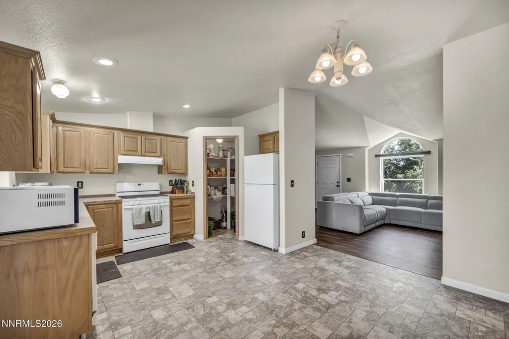 2210 Fox Silver Springs NV 89429
