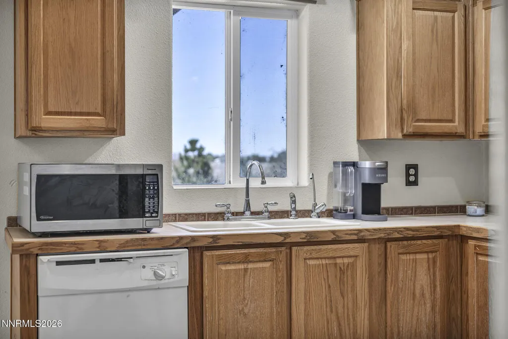 2210 Fox Silver Springs NV 89429