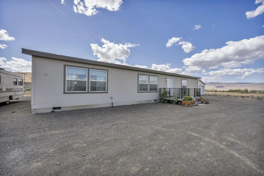 5405 White Oak Silver Springs NV 89429