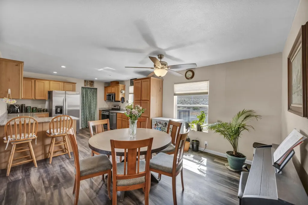 5405 White Oak Silver Springs NV 89429