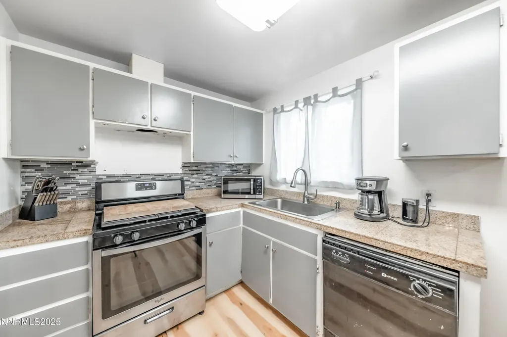 1193 Manhattan Gardnerville NV 89460