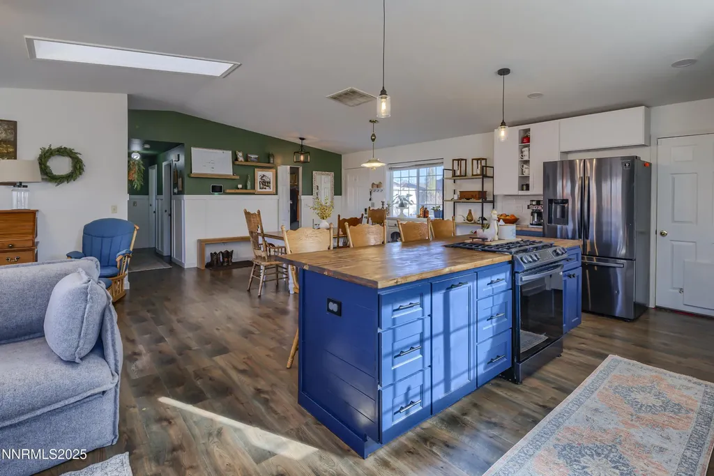 1422 Patricia Gardnerville NV 89460
