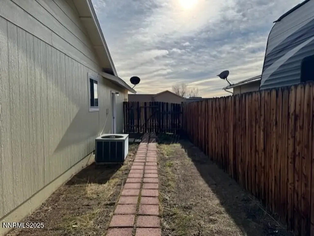 2044 Lonnie Dayton NV 89403