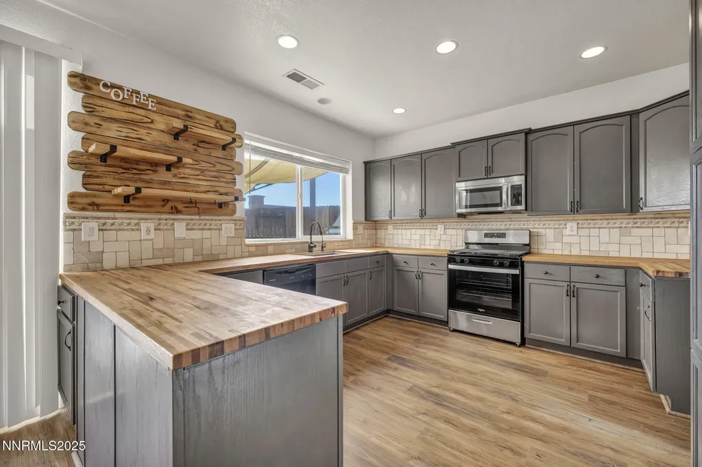 119 Red Oak Fernley NV 89408