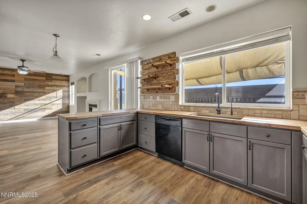 119 Red Oak Fernley NV 89408