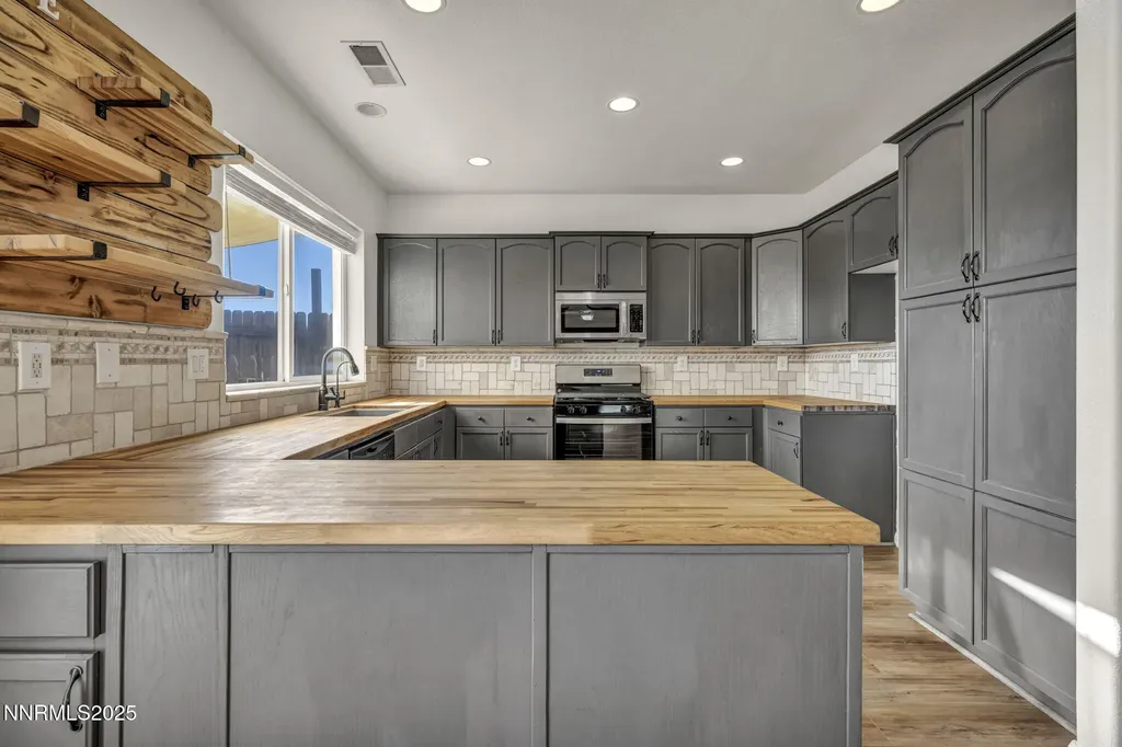 119 Red Oak Fernley NV 89408