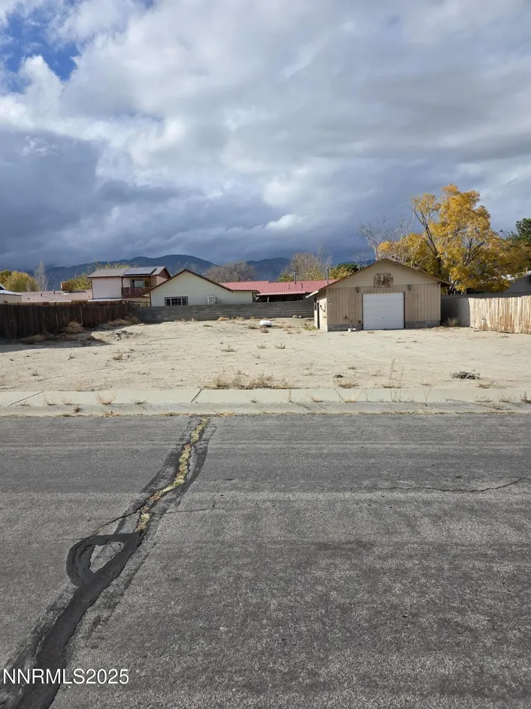 215 Cedar Hawthorne NV 89415