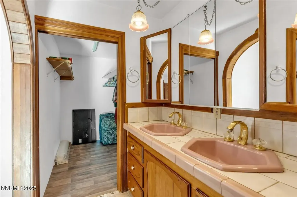 1359 Creek Gardnerville NV 89410