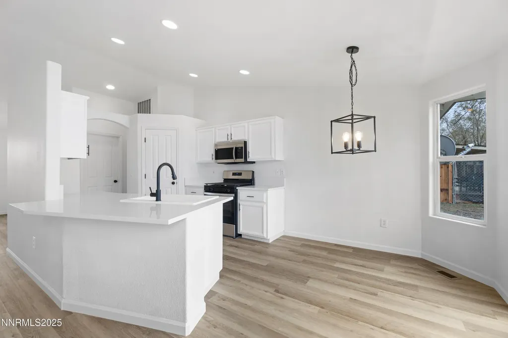 123 Shadow Mountain Fernley NV 89408