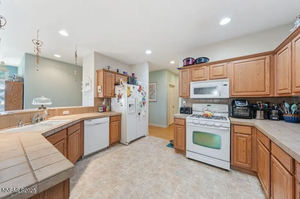 689 Canary Fernley NV 89408