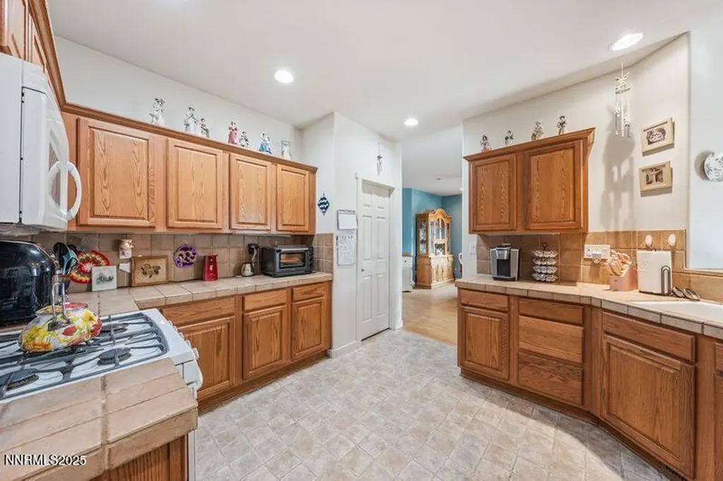 689 Canary Fernley NV 89408
