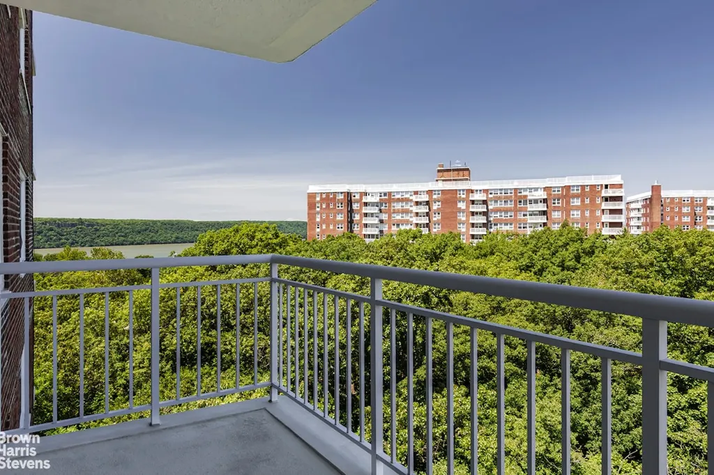 3935 Blackstone Avenue New York City NY 10471