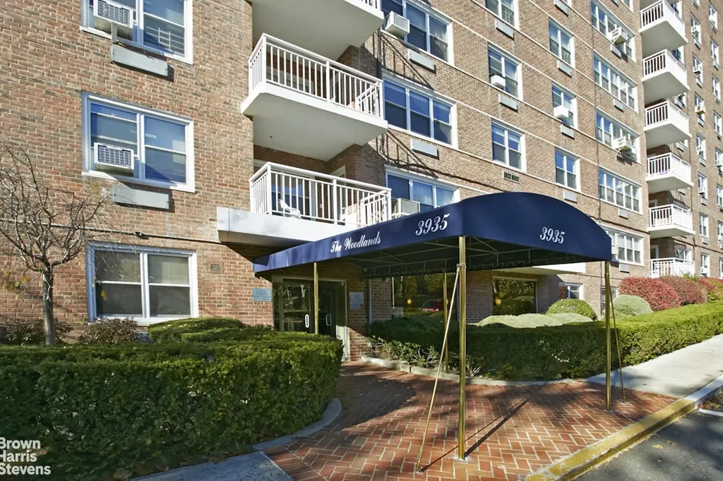 3935 Blackstone Avenue New York City NY 10471