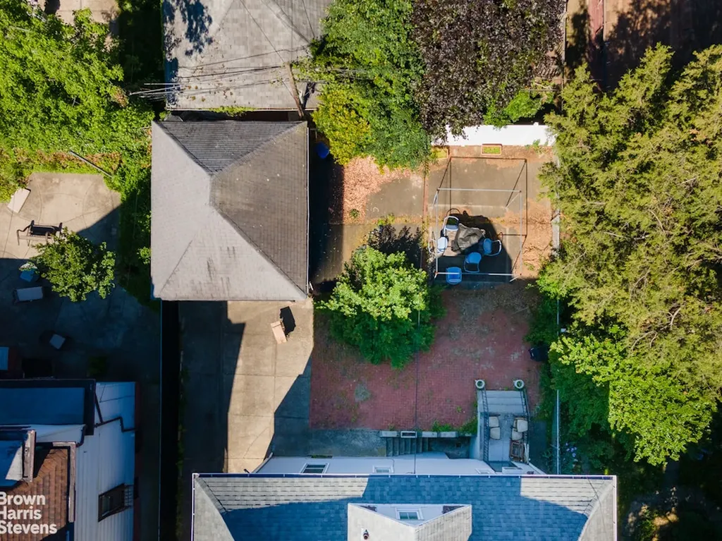 558 E 23rd Street New York City NY 11210