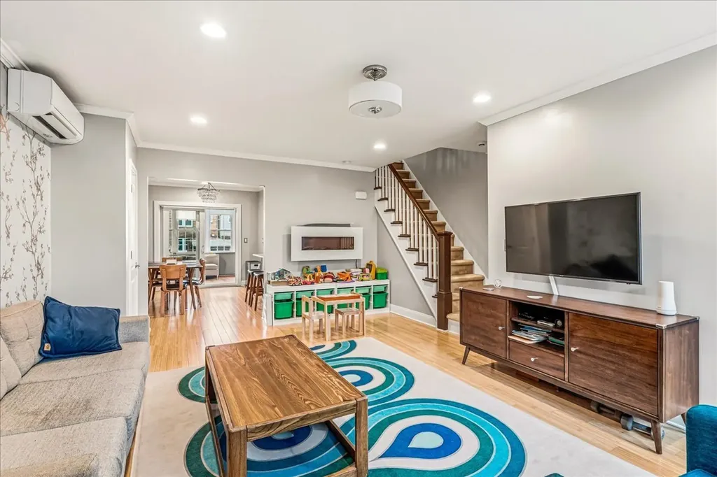 67-100 Dartmouth Street New York City NY 11375