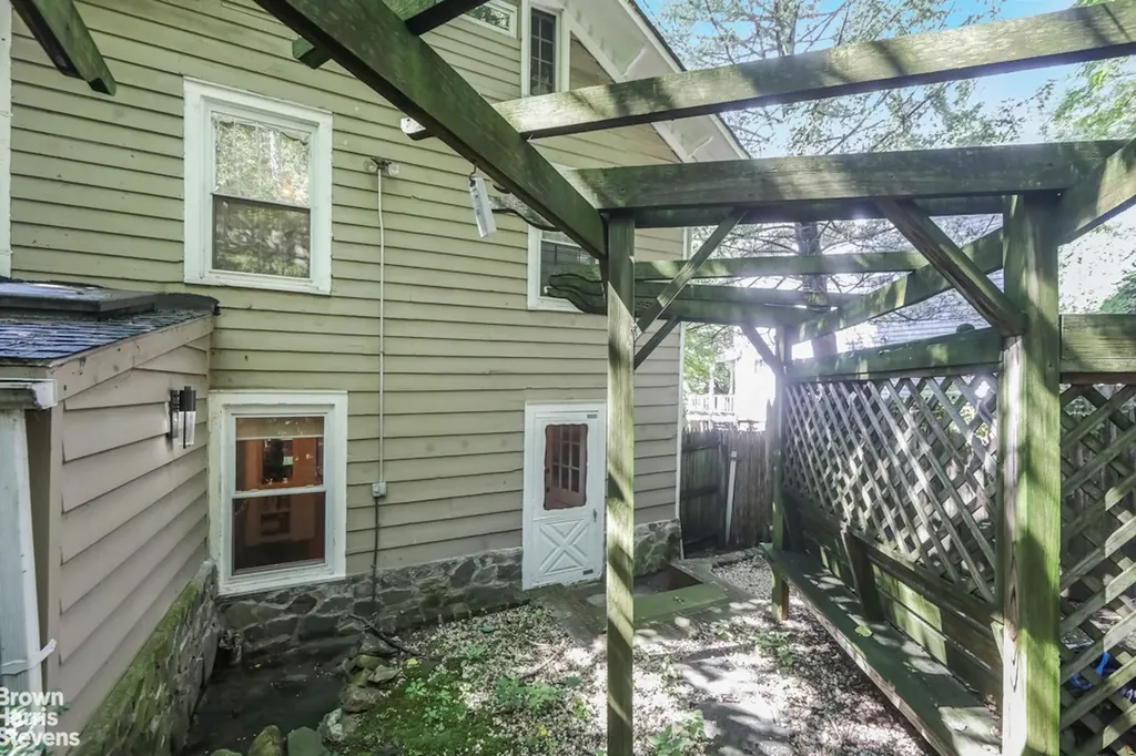 2253 Edsall Avenue New York City NY 10463