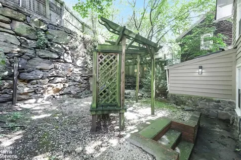 2253 Edsall Avenue New York City NY 10463