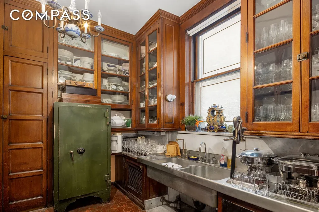 21 E 81st Street New York City NY 10028