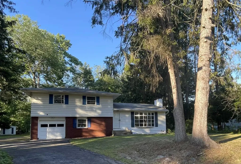 25 Lawrence Road Hyde Park NY 12538