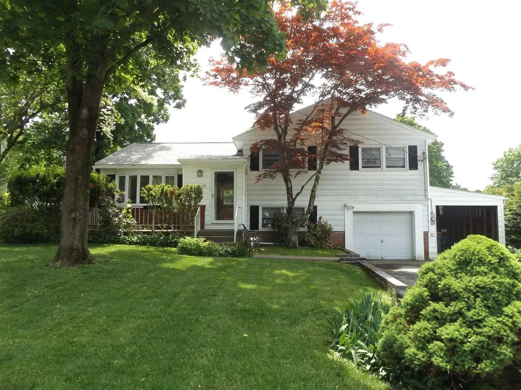10 Sparrow Lane Poughkeepsie NY 12601