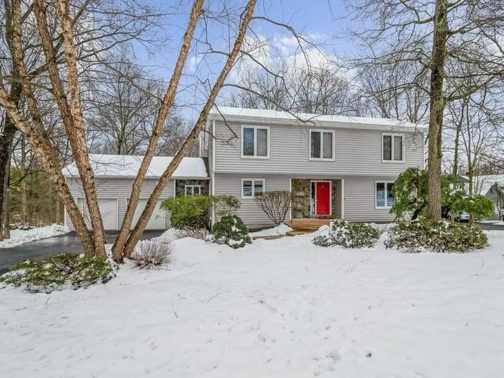 17 Stonehedge Drive Poughkeepsie NY 12603