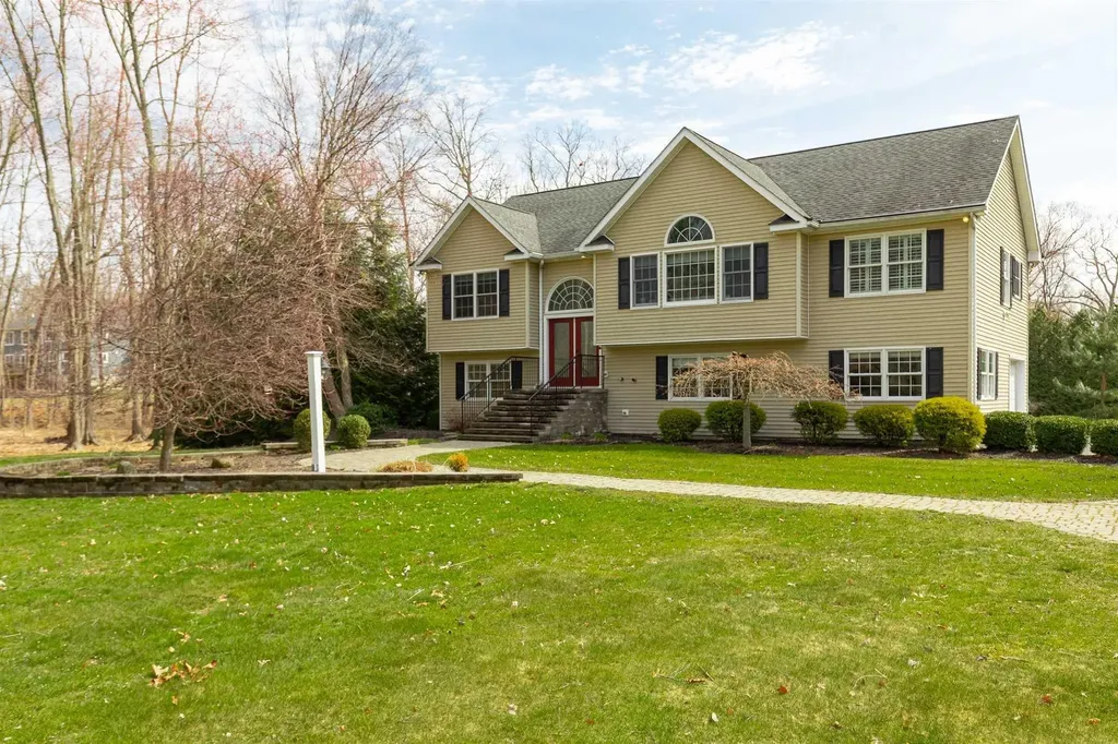 9 Oak Crest Drive Highland NY 12528