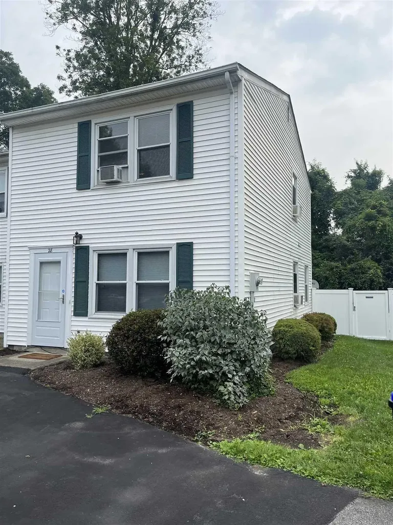 28 Greenhouse Lane Poughkeepsie NY 12603