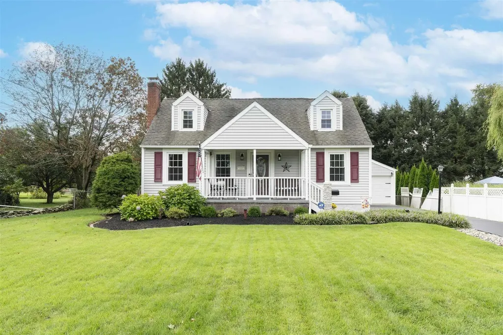 16 Mansion Drive Hyde Park NY 12538