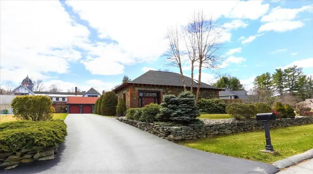 40 Mansion Drive Hyde Park NY 12538