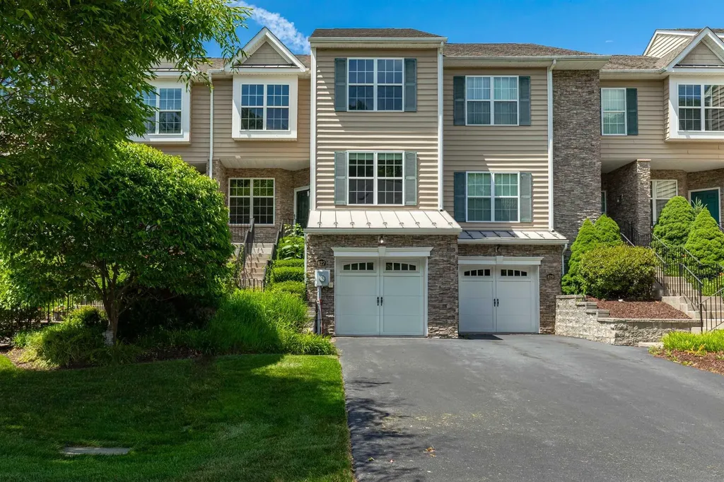 827 Huntington Drive Fishkill NY 12524