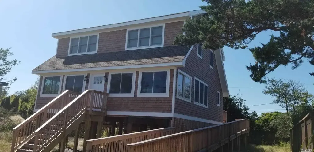 7 Crescent Walk Seaview NY 11770
