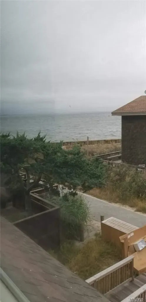 7 Crescent Walk Seaview NY 11770