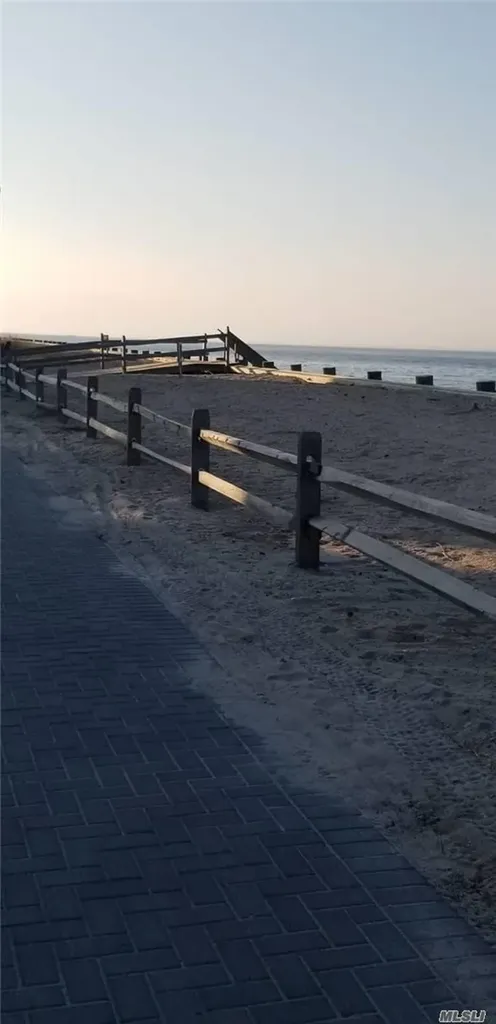 7 Crescent Walk Seaview NY 11770