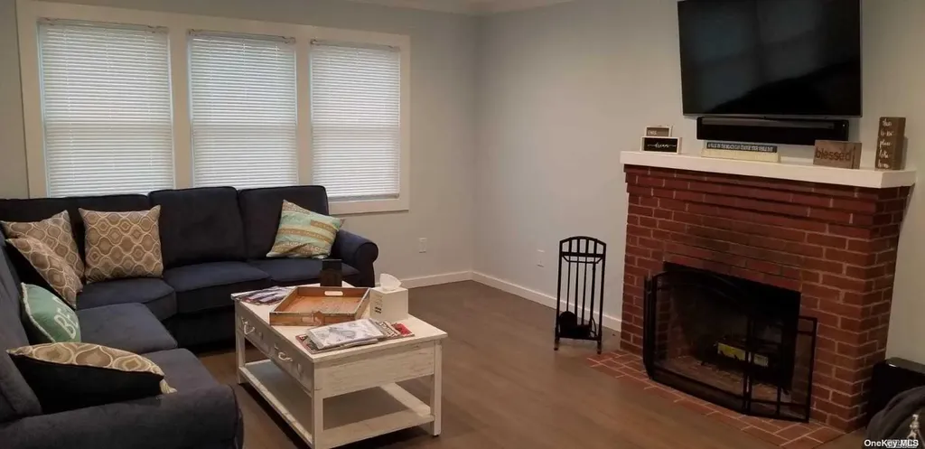7 Crescent Walk Seaview NY 11770