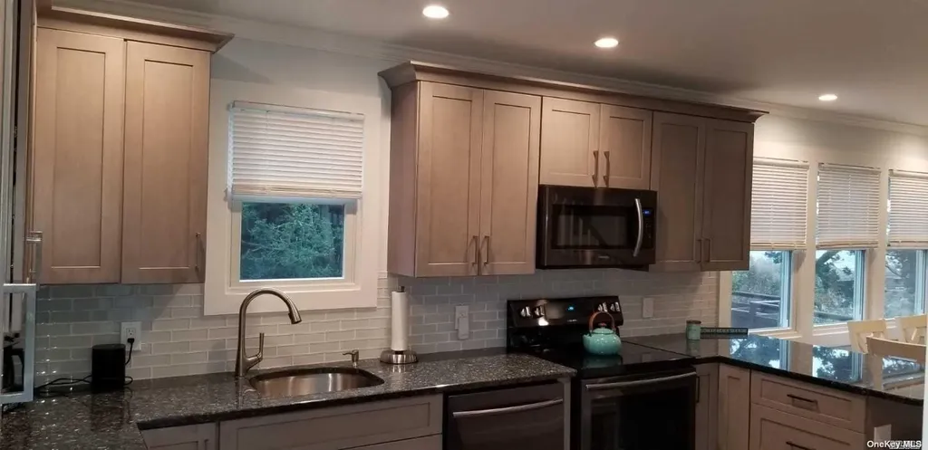 7 Crescent Walk Seaview NY 11770