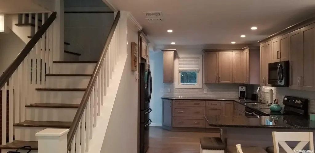 7 Crescent Walk Seaview NY 11770