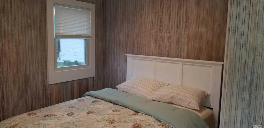 7 Crescent Walk Seaview NY 11770