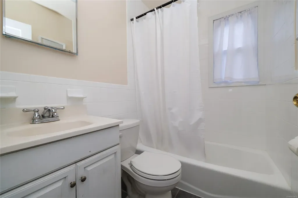 85 Jedwood Place Valley Stream NY 11581