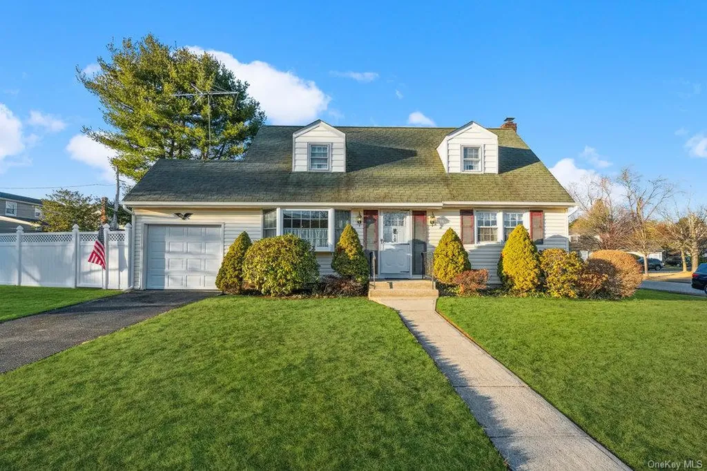 102 Devonshire Drive East Norwich NY 11732