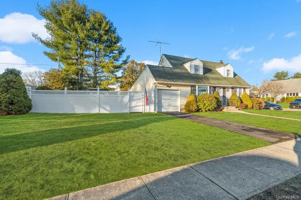 102 Devonshire Drive East Norwich NY 11732