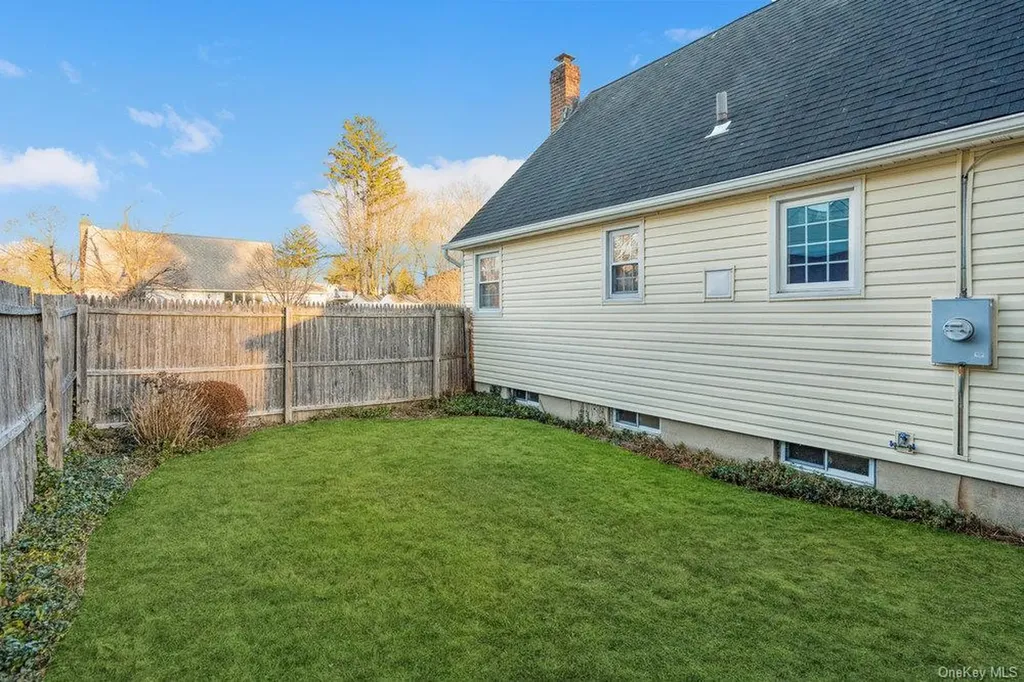 102 Devonshire Drive East Norwich NY 11732