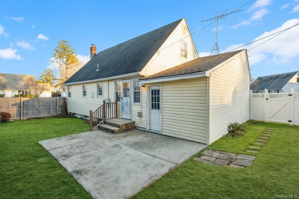 102 Devonshire Drive East Norwich NY 11732